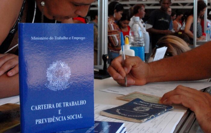 mulher com carteira de trabalho