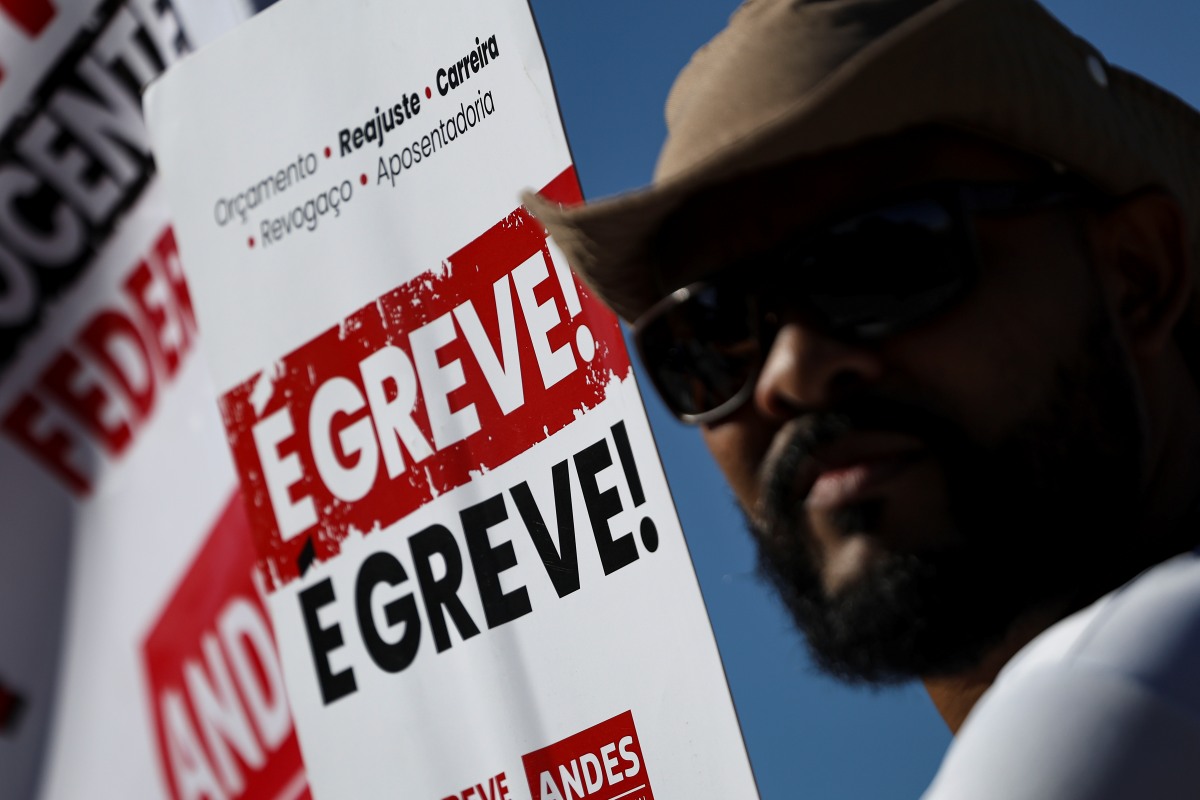 Homem em manifestação greve