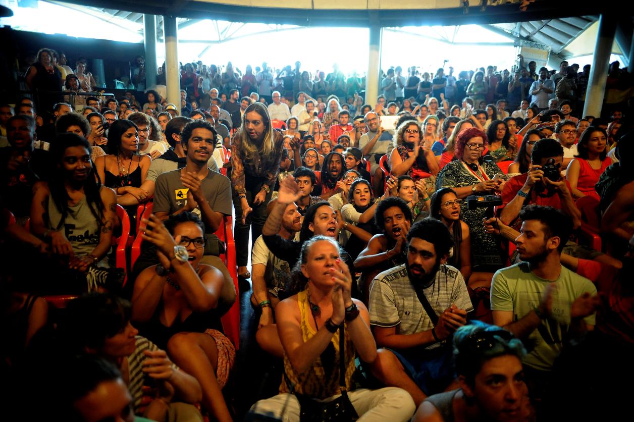 pessoas reunidas em evento sobre políticas sociais