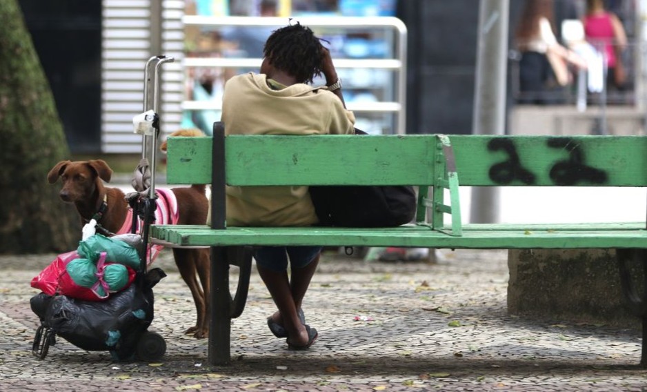 pessoa sentada num banco de praça